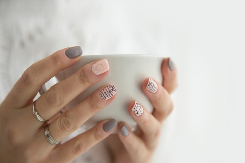 Nếu bạn c&oacute; một b&agrave;n tay mũm mĩm, ng&oacute;n tay ngắn th&igrave; n&ecirc;n chọn nhẫn bản vừa